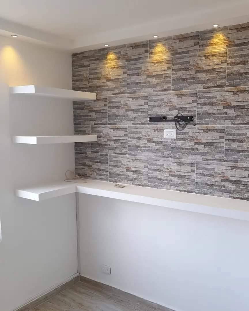 Revestimiento de piedra con iluminación — Urban House Construcciones
